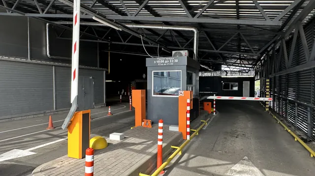 Вʼїзд до критого багаторівневого паркінгу